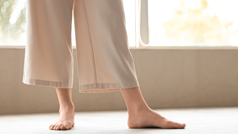 Bàn chân bẹt khiến dáng đi của người bệnh trở nên lệch trục