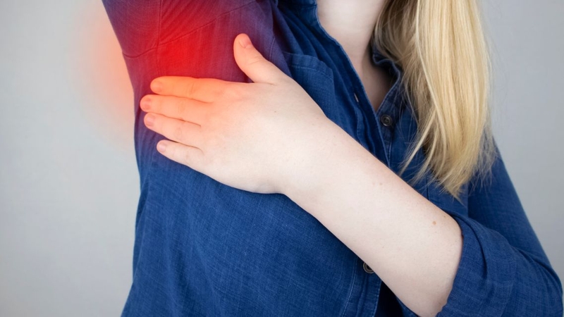 Tổn thương bệnh ổ gà ở nách có thể gây đau nhức và tái phát nhiều lần