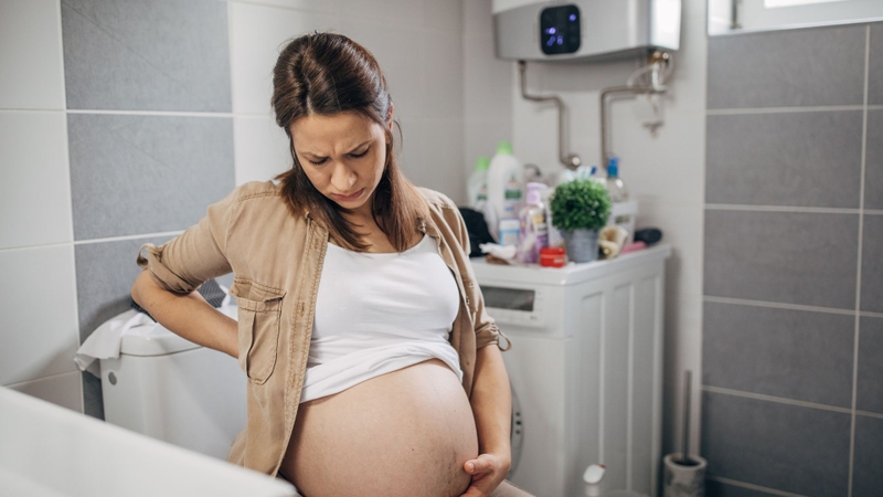 Đi tiểu nhiều hơn là một trong những dấu hiệu thường gặp khi bụng mẹ tụt xuống