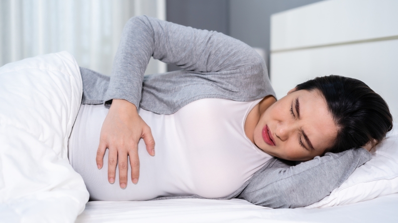 Nếu nghi ngờ là cơn gò chuyển dạ giả (Braxton Hicks), thai phụ nên thử thay đổi tư thế, nằm nghiêng bên trái hoặc đi lại nhẹ nhàng