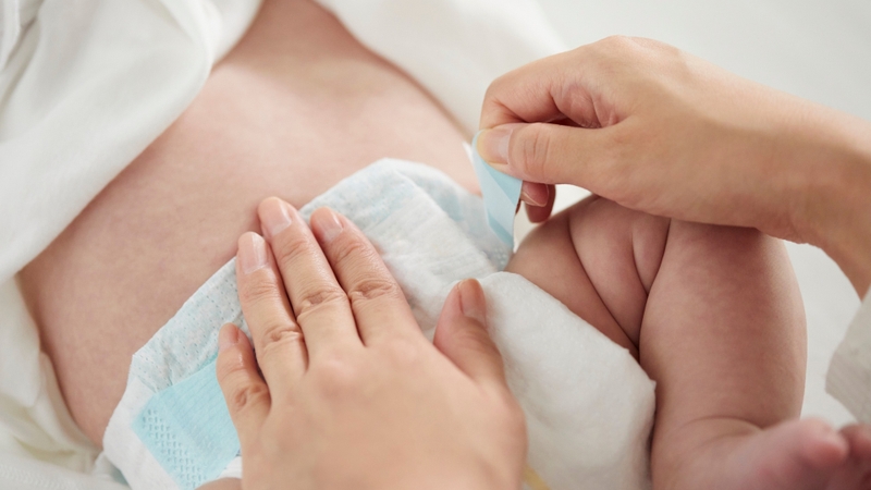 Rốn cần được giữ trong trạng thái khô ráo, tránh ẩm ướt kéo dài vì đây là môi trường thuận lợi cho vi khuẩn phát triển