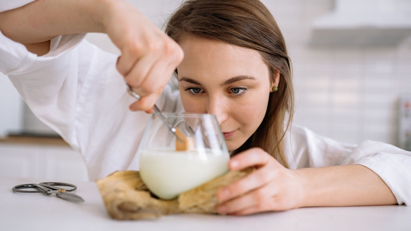 Sữa mẹ tươi có vị ngọt dịu, còn nếu có vị chua, đắng hoặc lạ thì có thể đã bị hỏng