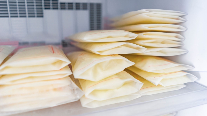 Nên rã đông sữa từ từ trong ngăn mát và làm ấm bằng nước ấm 37-40°C, sau đó lắc nhẹ để sữa hòa đều