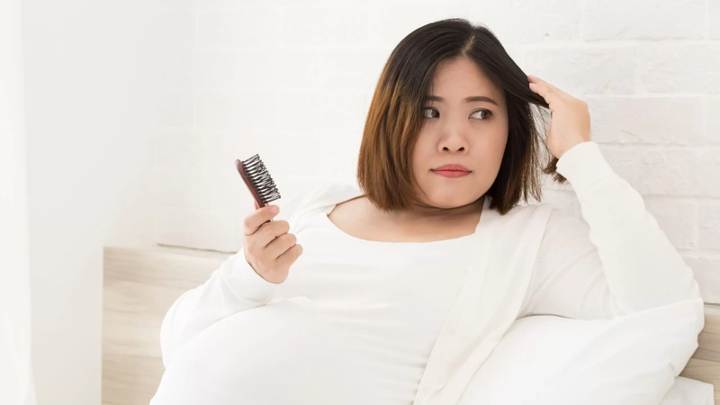 Một số thai phụ có thể trải qua tình trạng tóc khô xơ, rụng tóc