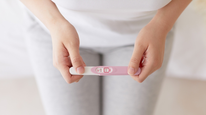 Que thử thai hoạt động bằng cách phát hiện hormone hCG trong nước tiểu xuất hiện khi phụ nữ mang thai