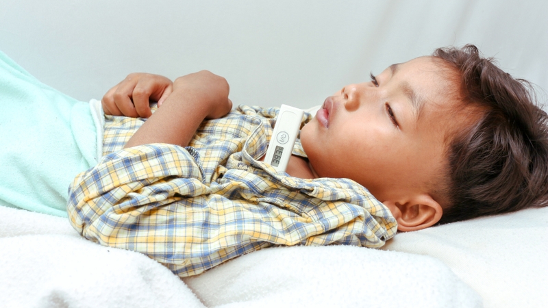 Cần đưa trẻ đi khám nếu sốt cao kéo dài