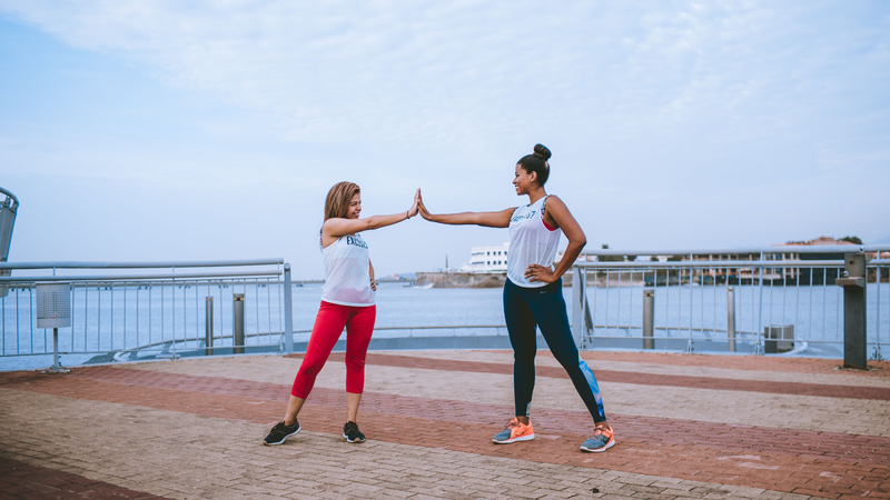 Khi vận động thể thao bạn nên mặc quần dài, tất bảo hộ để tránh những chấn thương