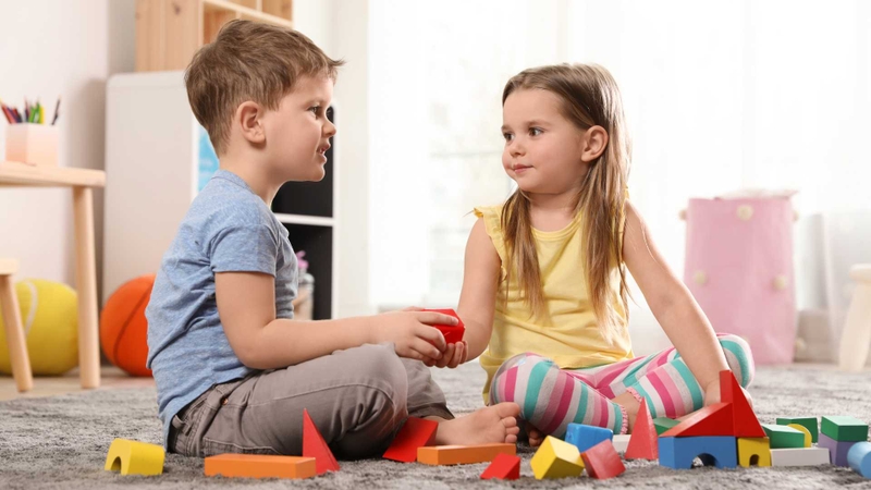 Chia sẻ, lắng nghe và hợp tác là biểu hiện rõ ràng của kỹ năng xã hội ở trẻ nhỏ