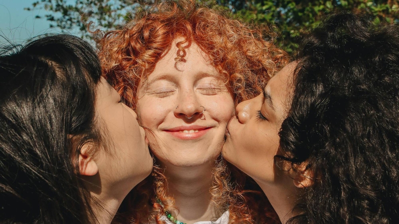 Hôn xã giao không lây truyền HIV vì virus không lây qua tiếp xúc da kề da