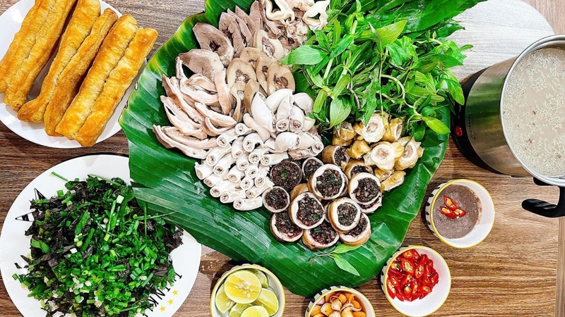 Hạn chế gia vị cay khi ăn cháo lòng nếu cổ họng đang đau rát hoặc kích ứng