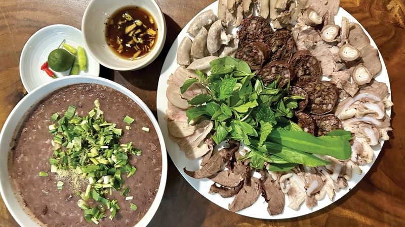 Nên chọn cháo lòng được nấu chín kỹ và bảo đảm vệ sinh