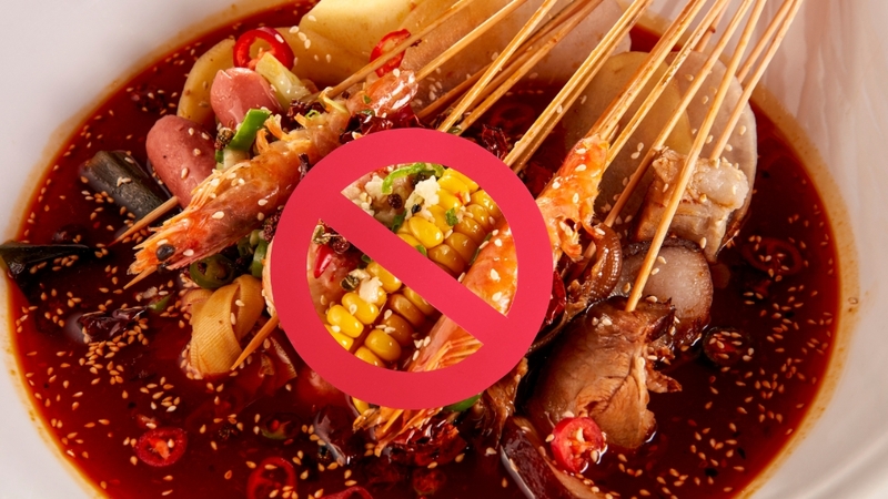 Người bị ho nên tránh thực phẩm cay nóng và nhiều dầu mỡ vì dễ kích ứng họng