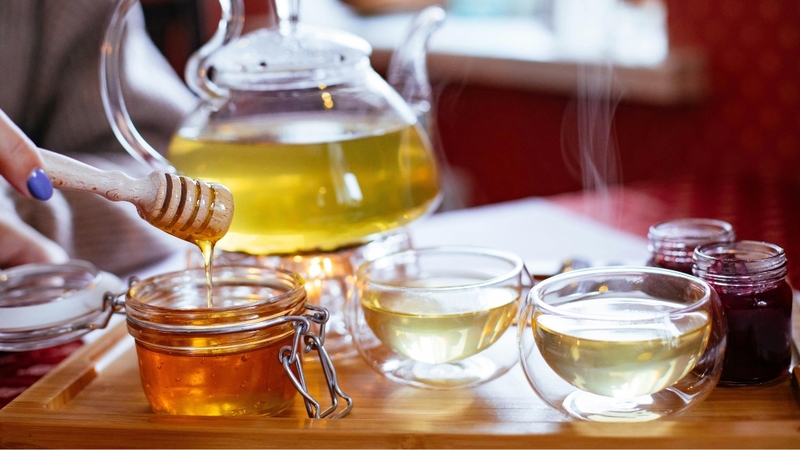 Mật ong và nước ấm giúp làm dịu họng, giảm ho và hỗ trợ làm loãng đờm