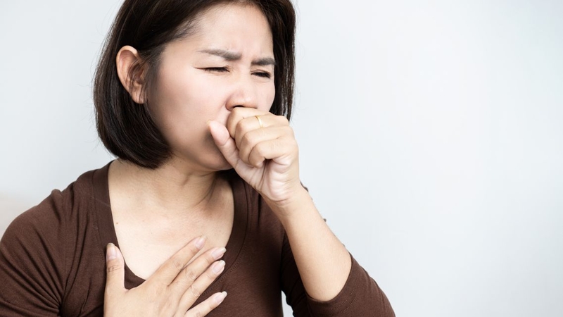 Ho đau ngực bên trái kèm ra máu cần được thăm khám khẩn cấp
