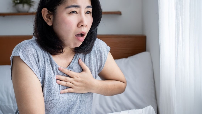 Ho đau ngực bên trái cần được chú ý khi kèm khó thở hoặc đau dữ dội
