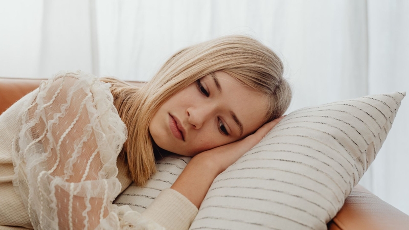 Bạn nên nằm nghỉ ngơi nếu xuất hiện cơn ho kèm đau sườn phải