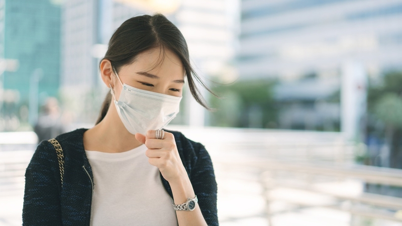 Đeo khẩu trang khi ra ngoài là cách đơn giản giúp phòng ngừa ho sổ mũi hiệu quả