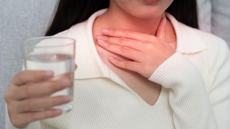 Hoa và quả dành dành có tác dụng cải thiện viêm họng, hỗ trợ giảm viêm nhiễm nhẹ, giúp làm dịu triệu chứng và hỗ trợ quá trình phục hồi của cơ thể