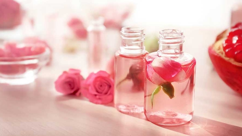 Tinh chất nước hoa hồng Damask giúp dưỡng ẩm hiệu quả