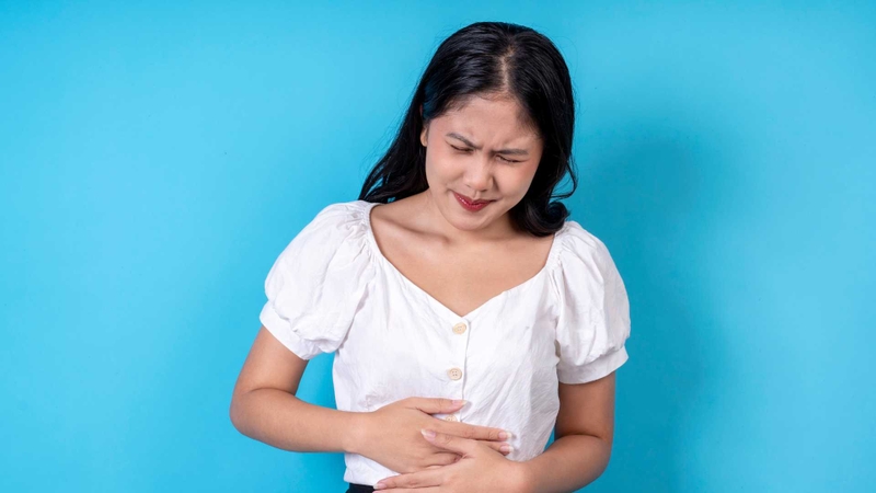 Cần đi cấp cứu ngay nếu các triệu chứng như đau bụng, buồn nôn không thuyên giảm