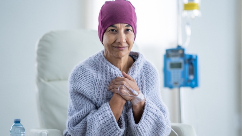 Người lớn tuổi hoặc có bệnh nền dễ bị suy yếu miễn dịch trong quá trình hóa trị