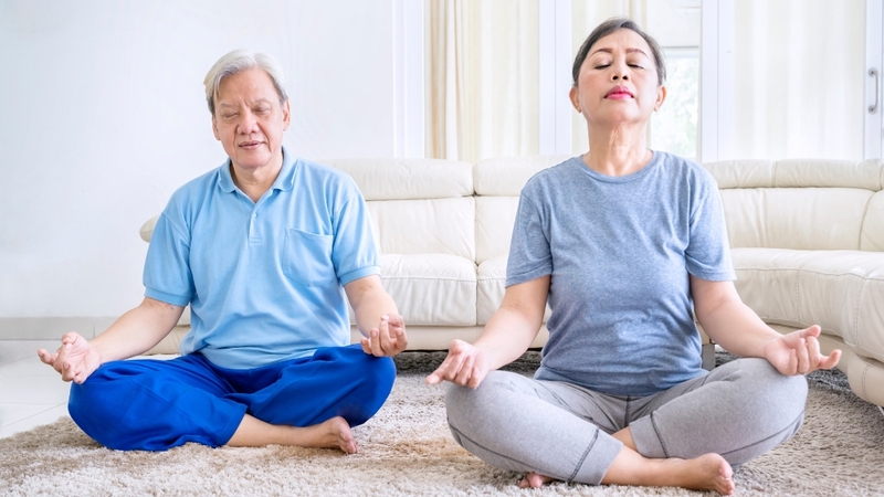 Các biện pháp thư giãn như thiền và yoga giúp bệnh nhân giảm căng thẳng