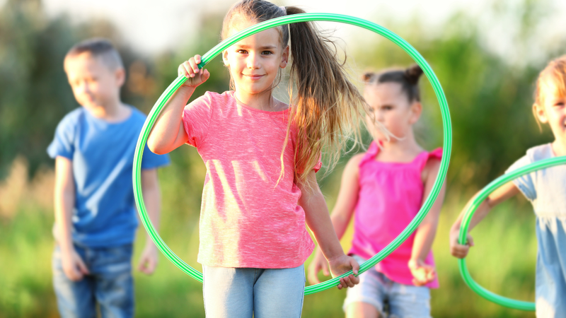 Trò chơi Hula hoop giúp trẻ rèn luyện sự dẻo dai