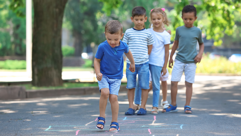 Nhảy lò cò giúp bé rèn luyện thể lực, khả năng giữ thăng bằng