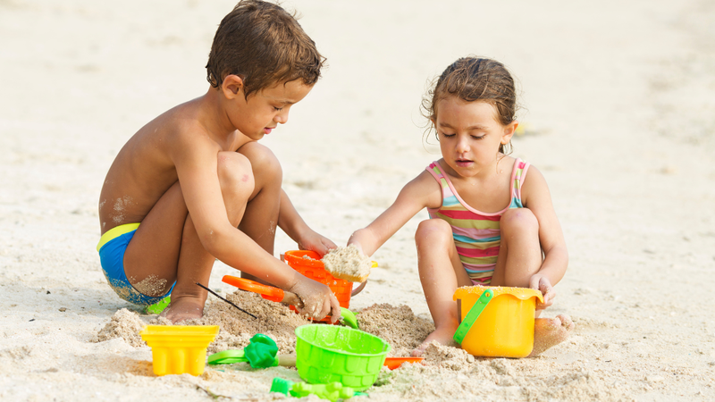 Trò chơi với hộp cát cho bé giúp trẻ phát triển trí tưởng tượng, khả năng sáng tạo và tư duy không gian