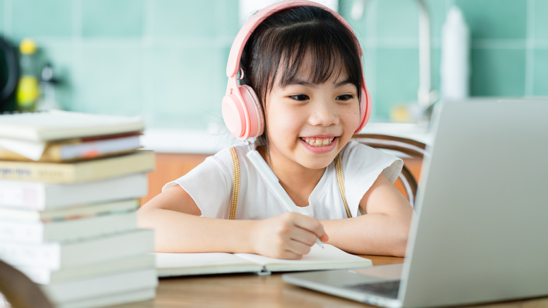 Trẻ thường có thói quen ngậm bút, cắn bút hoặc đùa nghịch trong lúc học