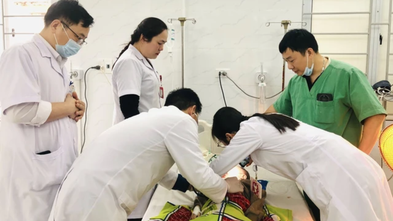 Sau khoảng 5 đến 8 phút cấp cứu tích cực, tình trạng bé dần cải thiện