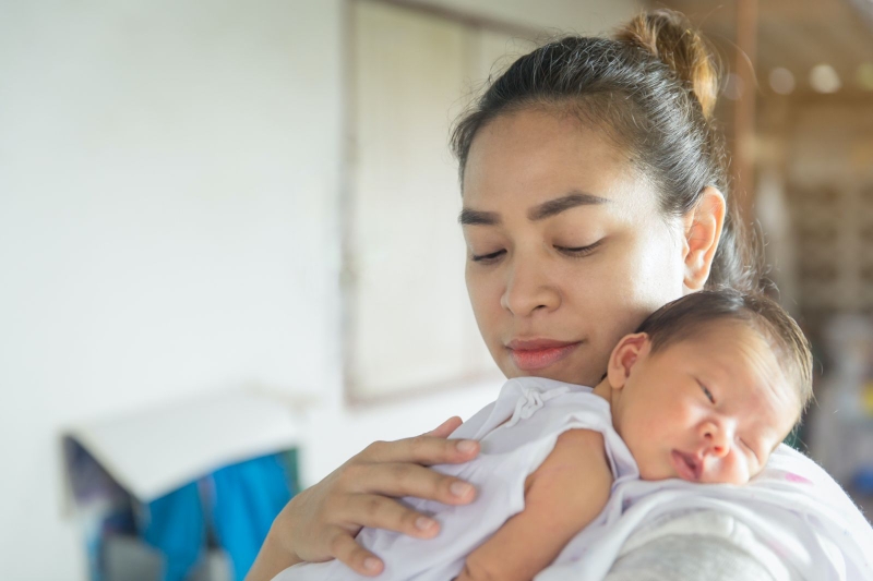 Học ngay 4 cách bế trẻ sơ sinh khi đi xe máy an toàn nhất 1