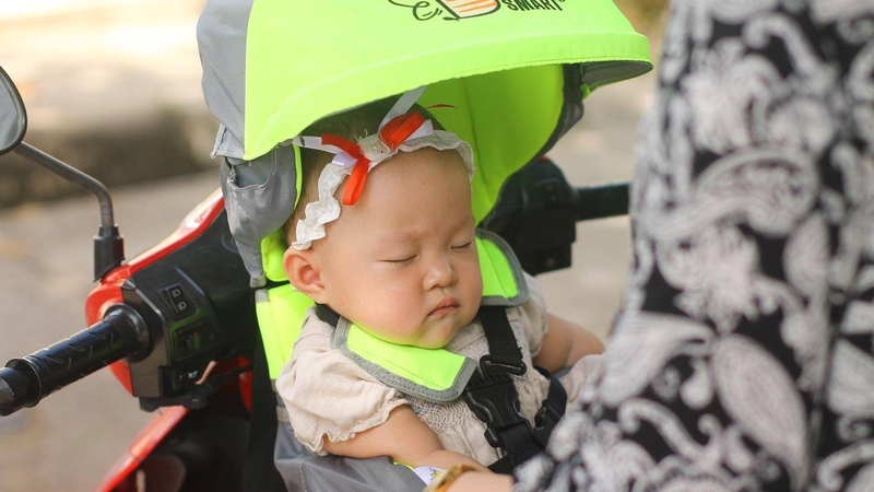 Học ngay 4 cách bế trẻ sơ sinh khi đi xe máy an toàn nhất 2