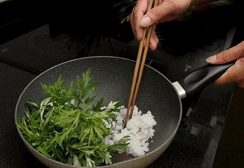 Học ngay cách chữa đau lưng bằng ngải cứu tại nhà cực an toàn và hiệu quả 2