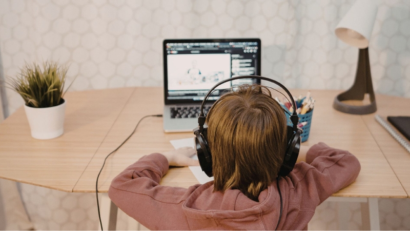 Mô hình học tập kết hợp cần thiết bị hỗ trợ học trực tuyến