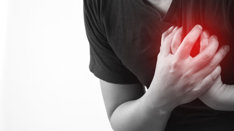 Đau ngực là một trong những dấu hiệu tim mạch có thể gặp ở người mắc hội chứng Kounis