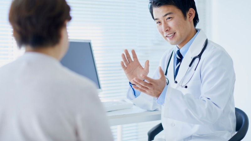 Hãy gặp bác sĩ sớm để xác định đúng nguyên nhân đau cổ tay và điều trị kịp thời