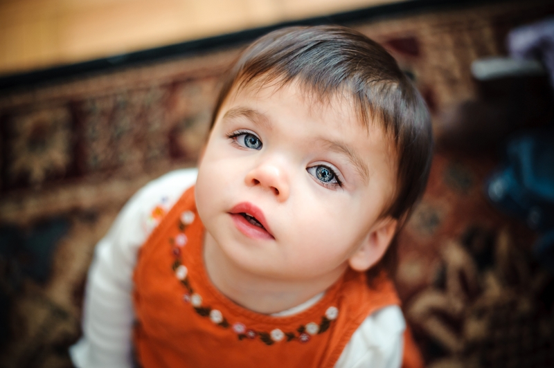 Trẻ mắc hội chứng này thường có một số biểu hiện như trán rộng, mắt cách xa nhau, tai thấp,...