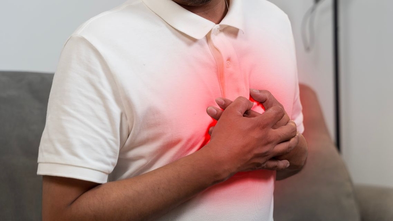 Các biểu hiện nóng ran, tim đập nhanh cũng thường đi kèm đỏ mặt