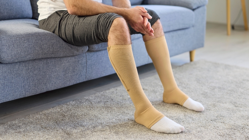 Việc mang các loại vớ có độ co giãn chuyên dụng sẽ tạo ra áp lực cơ học lên cẳng chân