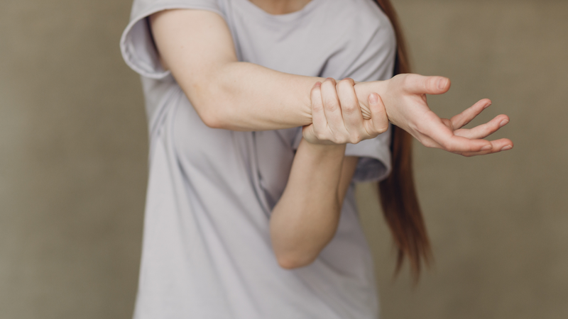 Biểu hiện đặc trưng của hội chứng là các cơn co giật cơ ngắn và đột ngột