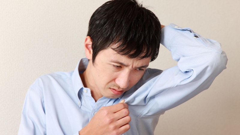 Mùi tanh bất thường có thể xuất hiện ở mồ hôi, hơi thở hoặc nước tiểu người bệnh