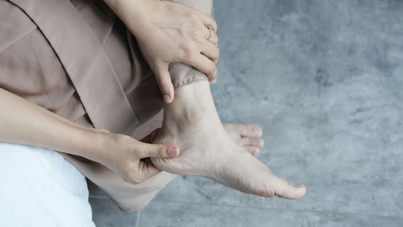 Triệu chứng điển hình của hội chứng ống cổ chân là đau và tê lan xuống lòng bàn chân