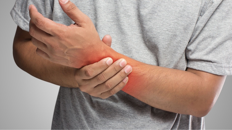 Ngừng tập luyện nếu các triệu chứng đau, tê bì trở nên nghiêm trọng hơn