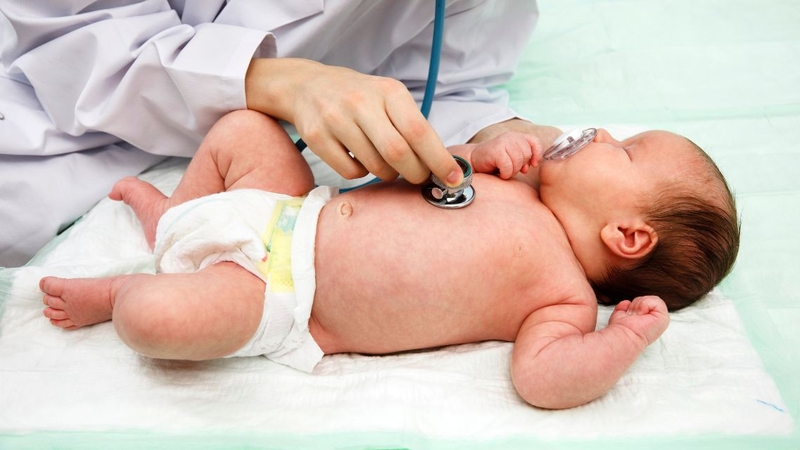 Trường hợp có dấu hiệu bất thường, mẹ nên cho trẻ đi khám sớm