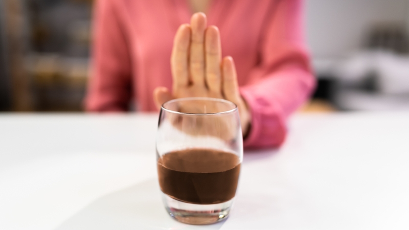 Hạn chế hoặc tránh hoàn toàn các chất kích thích như rượu bia giúp làm giảm kích hoạt thần kinh giao cảm