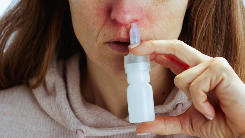 Nghẹt mũi, chảy nước mũi là triệu chứng thường gặp ở người bệnh