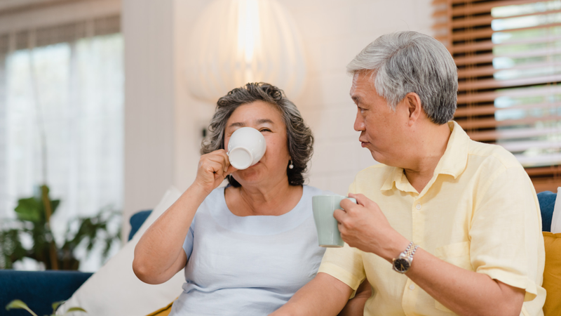 Uống đủ nước giúp người cao tuổi hạn chế mất nước trong mùa nắng nóng