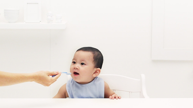 Bé mấy tháng ăn cháo được? Những điều cha mẹ cần lưu ý khi nấu cháo cho bé 1
