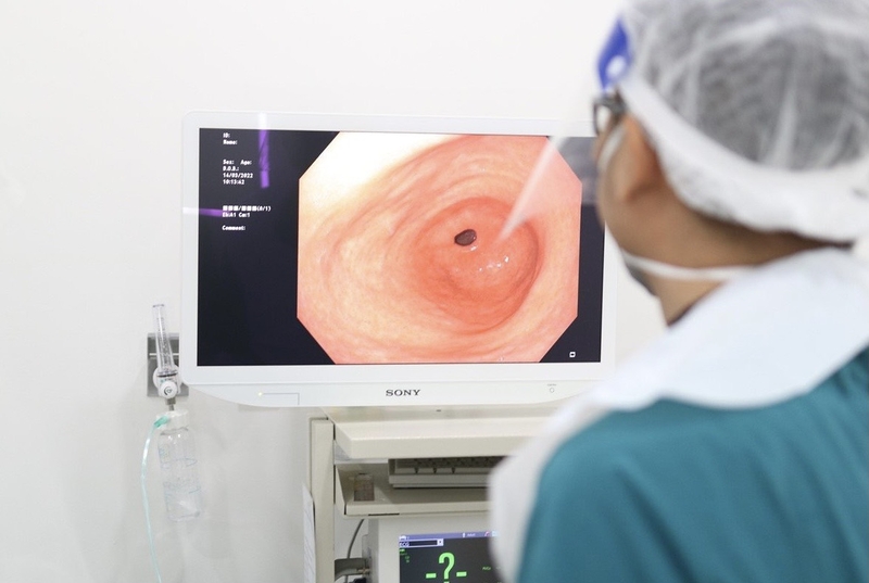 Nội soi dạ dày là thủ thuật đưa một ống nội soi mềm vào trong ống tiêu hóa để thăm khám, kiểm tra thực quản, dạ dày, tá tràng và tá tràng